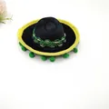 Primer plano de los pompones verdes y bordados dorados en un sombrero festivo en miniatura. - Fieltro Negro (Style 3) / Diámetro 16cm / Sombrero Negro Pompón Verde (Style 3)