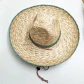 Draufsicht auf einen mexikanischen Weizenstrohhut mit grünem Band und Kordelzug. - L (58-60cm) / Vier Ecken / 46cm Durchmesser / Natur mit Blauem Rand