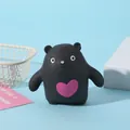 Primer plano de un oso de peluche negro de dibujos animados con corazón rosa - Negro