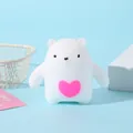 Primer plano de un oso de juguete blanco de rebote lento con corazón rosa para el estrés - Blanco