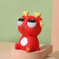 Schattige rode draak stressspeeltje met uitpuilende ogen in een leuke zittende pose - 8cm / Rood