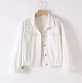 Detailansicht einer weißen kurzen Jeansjacke mit eleganten Perlenverzierungen an der Schulter - S / Tops / Milchweiß