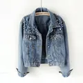 Detailansicht der kurzen Damen-Jeansjacke mit zarten Perlenverzierungen. - S / Tops / Hellblau
