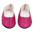 Nahaufnahme von glänzenden rosa Glitzerschuhen für 18-Zoll-Puppenzubehör in Weiß - Rosarot Pailletten (SH-0020-8)