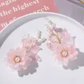Primo piano di accessori per capelli con fiori di cristallo rosa e perle fatte a mano - Foglia Rosa Fiore Doppio Rosa Chiaro / 1 Pezzo / Rosa Chiaro