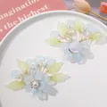 Detail van handgemaakte blauwe kristallen bloemen met groene bladeren voor DIY haaraccessoires - Blauwe Dubbele Bloem met 5 Blaadjes / 1 Stuk / Blauw