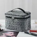 Neceser de viaje portátil de gran capacidad con diseño de letras SOIGNE en gris - Relieve de letras / Gris Letra