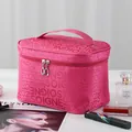 Neceser de maquillaje rosa grande y portátil con diseño SOIGNE para viajes y aseo - Relieve de letras / Letra Rosa Roja