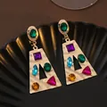 Gros plan de boucles d'oreilles pendantes géométriques dorées avec strass multicolores - Multicolore (E4181-1)