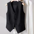 Primer plano de un chaleco de traje negro para mujer sobre una camisa blanca - S / Tops / Negro