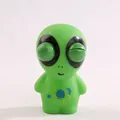 Groen cartoon alien knijpspeeltje met uitpuilende ogen voor stressverlichting en plezier - Alien
