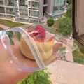Jouet anti-stress squishy hamster mignon en forme de gâteau dans un sac en plastique - Soufflé à la Fraise