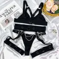 Sexy zwarte 4-delige lingerieset met bandjes, uitgesneden ontwerp en metalen kettingen - S / Boven- En Onderstuk / Zwart