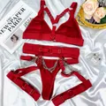 Sexy rode vierdelige lingerieset met metalen kettingen en jarretels in bondage-stijl - S / Boven- En Onderstuk / Bordeauxrood
