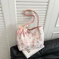 Trendy tote tas met vlinderprint, roze gevlochten bandjes en een zijden sjaalstrik - Roze
