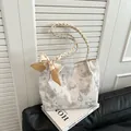 Elegante witte tote bag met vlinderprint, gevlochten riem en een decoratieve strik - Grijs