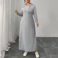 Elegante abito lungo grigio con cappuccio e maniche lunghe con coulisse regolabile - Grigio / XL
