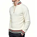 Detailansicht eines cremefarbenen Zopfstrickpullovers mit rot-schwarz gestreiftem Saum - 2XL / Weiß
