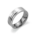 Gros plan d'une bague en acier inoxydable brossé avec trois diamants étincelants sertis. - Taille 6 / Noir
