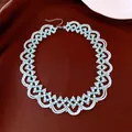 Filigranes Detail einer süßen hellblauen Katzenauge-Perlenkette mit Blumenmuster für Damen - Halskette / Blau
