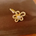 Dettaglio dell'anello a fiore traforato placcato oro 18k con pietre di zircone brillanti - Anello / Oro
