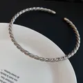 Gargantilla minimalista de metal plateado trenzado en un plato de cerámica blanca - Estilo Trenzado Torcido (2#) / Plateado