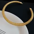 Detailansicht eines goldenen geflochtenen Metall-Chokers auf einem Porzellanteller - Metall-Hohlmaschen-Geflochtener Stil (5#) / Gold