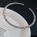 Primer plano de la textura de malla retorcida de este collar rígido plateado minimalista. - Estilo Trenzado en Espiral de Malla Fina (4#) / Plateado