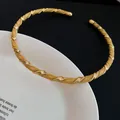 Detailansicht eines eleganten goldfarbenen Chokers mit gedrehter Textur auf einem Teller - Gedrehter Geflochtener Textur Stil (3#) / Gold