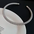 Detailaufnahme eines minimalistischen silbernen geflochtenen Metall-Chokers auf Teller - Geflochtener Textur Stil (8#) / Groß / Silber