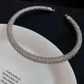Detalle macro de una gargantilla única de malla de metal tejida plateada en un plato blanco - Estilo Trenzado de Malla Hueca (6#) / Plateado