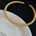 Elegante goldene geflochtene Metall-Choker-Halskette in einer detaillierten Nahaufnahme - Metall-Geflochtener Stil (7#) / Klein / Gold