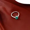 Gros plan d'une bague réglable minimaliste en argent avec une zircone verte - Vert olive