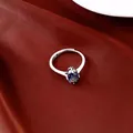 Gros plan d'une bague minimaliste en argent avec une pierre d'oxyde de zirconium bleue ovale - Bleu tanzanite