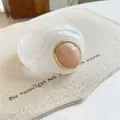 Détail d'un bracelet en acrylique blanc marbré avec un cabochon rond couleur pêche - Style Géométrique Ouvert (3#) / Blanc-Rose