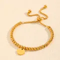 Gros plan d'un bracelet en perles d'acier dorées avec pendentif lettre S - Style Lettre S (238224) / Or