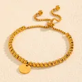 Détail d'un bracelet à perles plaqué or avec un pendentif gravé de la lettre U - Style Lettre U (238224) / Or