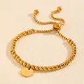 Détail d'un élégant bracelet en perles d'acier titane doré avec pendentif lettre V - Style Lettre V (238224) / Or