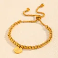 Bracelet à perles en acier titane doré avec breloque ronde gravée de la lettre K - Style Lettre K (238224) / Or