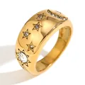 Chique 18K goud vergulde roestvrijstalen bandring met fonkelende ster- en maanmotieven - US 6 / Witte Zirkoon Ster Maan Brede Ring / Goud