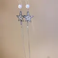 Detailansicht eleganter Strassstern-Accessoires mit langen Metallquasten und Perlen - Haarnadel / Silber