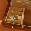 Élégant collier en argent avec un pendentif en pierre verte en forme de goutte d'eau - Collier Goutte d'Eau / Bleu lac