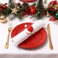 Weihnachtsmann Mütze Serviettenring Set auf festlich gedecktem Tisch mit rotem Teller - Weihnachtsmütze Stil