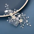 Peigne à cheveux de mariée argenté élégant avec perles, strass et fleurs délicates - Argenté