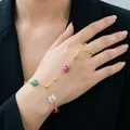 Elegante cadena de mano dorada con vibrantes flores de cuentas multicolores. - Pulsera de mano con cinco flores de colores (E2268) / Dorado