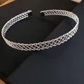 Dettaglio di un choker in metallo argentato a pieghe con un design intrecciato unico - Argento