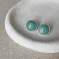Detailed close-up view of vintage silver stud earrings with round green natural agate stone - Blue (HE34576) / Silver