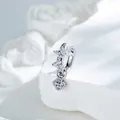 Elegante pendiente de aro plateado con dijes de flores de circonita cúbica brillante - Pieza Única / Púrpura