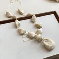 Vue détaillée des perles en acrylique marbré sur un long collier de chandail - Style de Pendentif Rond Creux à Motif Marbre (47#)