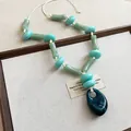 Détail de perles en acrylique vertes et d'un grand pendentif goutte bleu sarcelle - Style Grande Goutte d'Eau Enchaînée (49#)